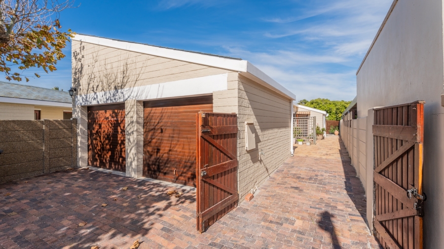 5 Bedroom Property for Sale in Zeekoevlei Western Cape